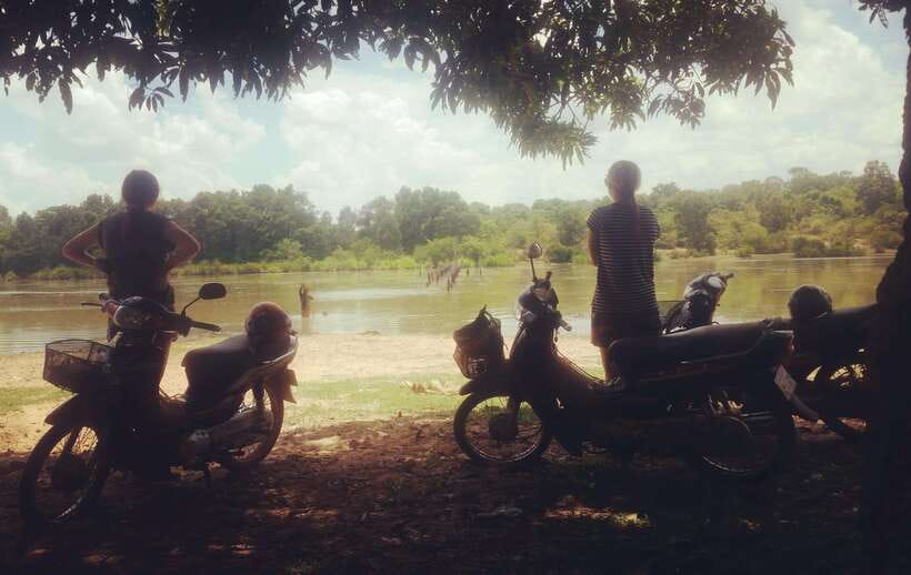 Siem Reap: 3-Hour Ancient Trails Motorbike Tour - Pradak market and the afternoon light