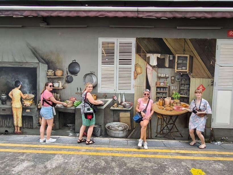 Singapore: Chinatown Historic Walking Tour with Lunch - Tea, Cantonese pastries, and Sago Lane