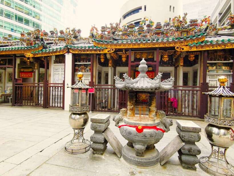 Singapore: Chinatown Historic Walking Tour with Lunch - Yueh Hai Ching and Fuk Tak Chi, two very different shrines