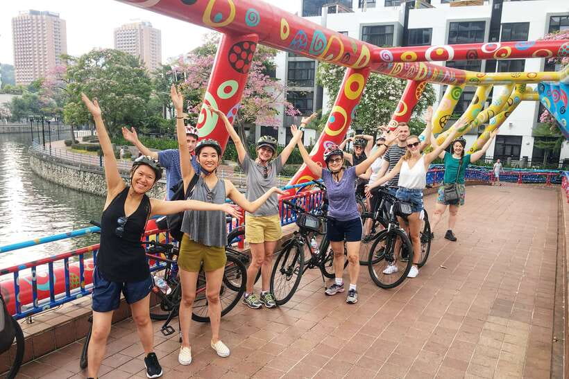 Singapore: Historical Half-Day Bike Tour - Chinatown Complex and the local snack stop