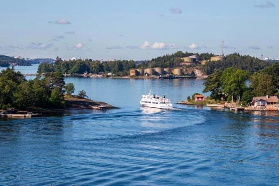 Stockholm Archipelago Guided Tour on Historic Ship with Fika - Fjäderholmarna and the first island views