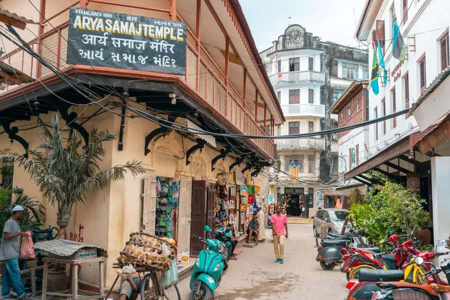Stone Town's Hidden History: Private Guided Walking Tour - Meeting at Old Fort and Forodhani Gardens