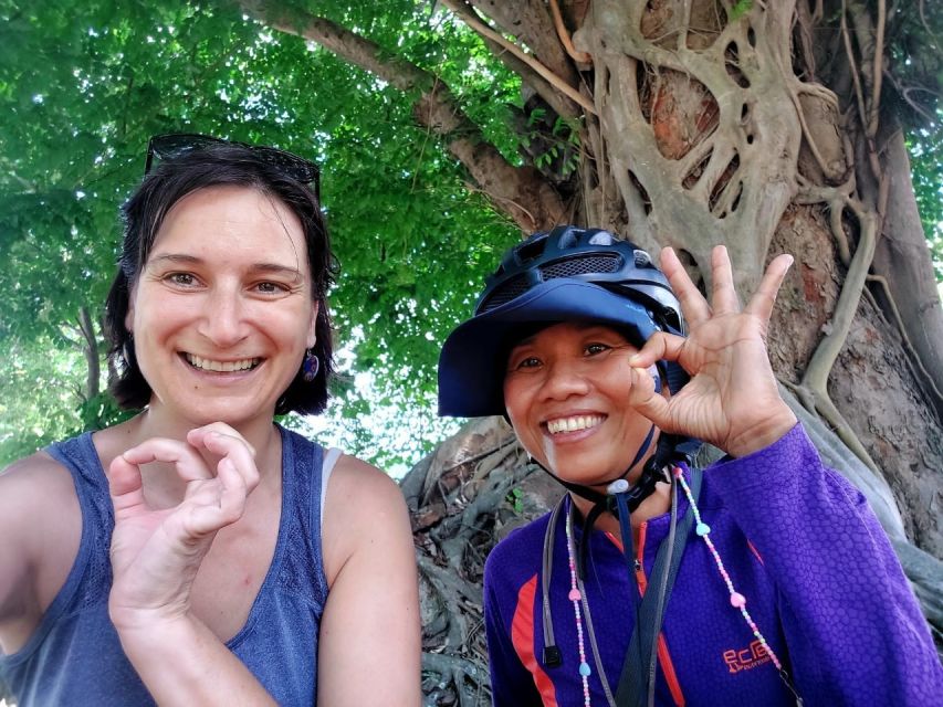 Sukhothai: Full-Day Historical Park Cycling Tour with Lunch - Entering the ancient capital by bike