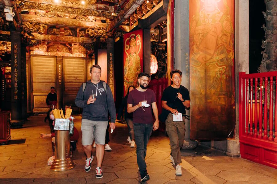 Taipei's Origin & Longshan Temple - Taiwan Cultural Tour - Throwing moonstones and asking for an answer