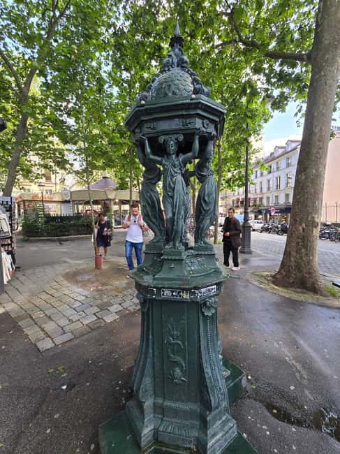 The historic district of Montmartre - What the guide and printed material add