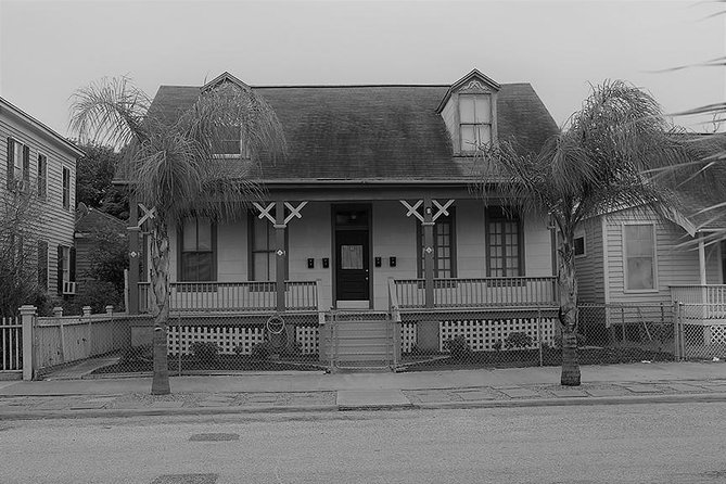 The Historic Galveston Ghost Tour - Avenue M shifts from one haunted home to several