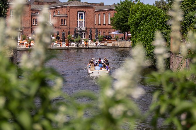 THE Storytelling Tour of Bruges | First Day Must | History & Tips - Chocolate, pralines, and small local recommendations