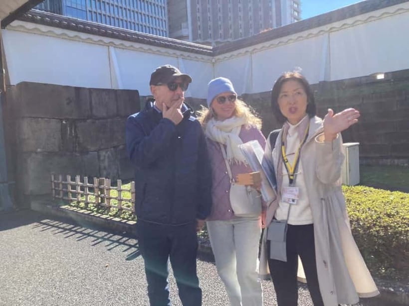 Tokyo: Edo Castle & East Garden of the Imperial Palace Tour - The guide makes or breaks the experience