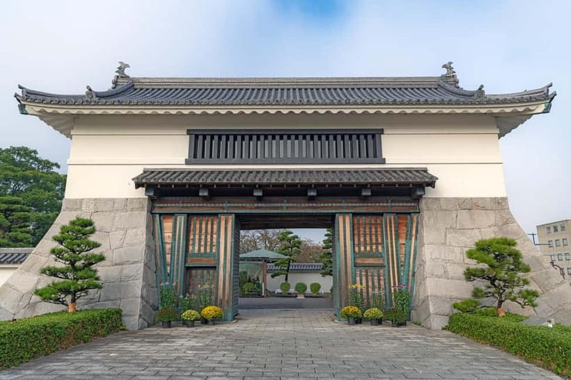 Tokyo: Edo Castle & East Garden of the Imperial Palace Tour - A relaxed two-hour pace