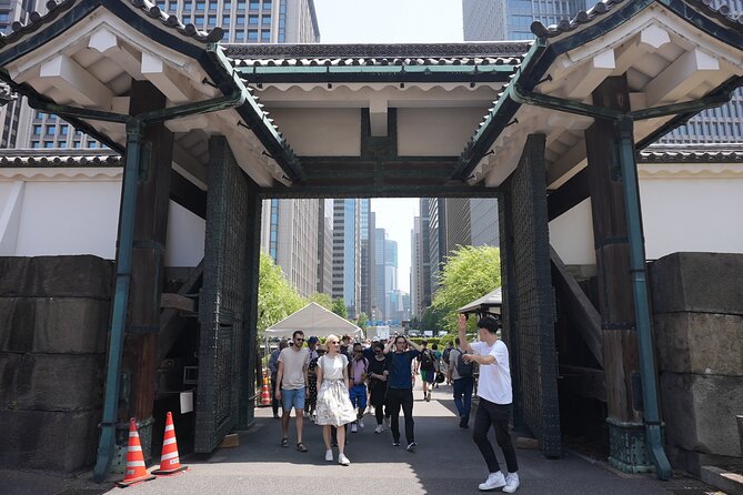 Tokyo: Imperial Palace and Shogun Historical Walking Tour - Ninomaru Garden and the calmer side of Edo