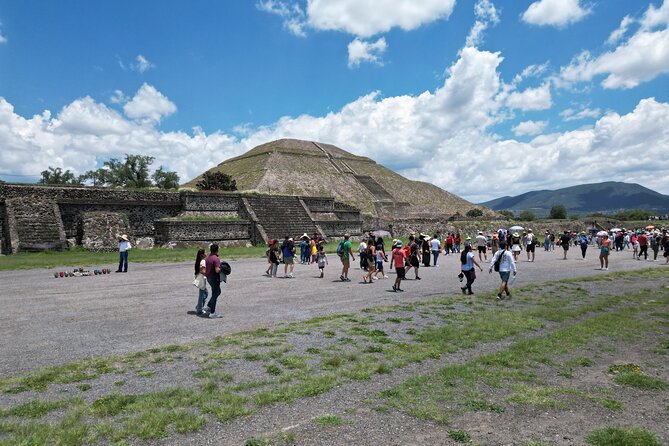 Tour to Teotihuacan with visit to ancient caves and CDMX transportation - Two hours among the Teotihuacan pyramids