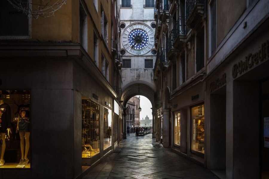 Venice: City Center Historical Guided Walking Tour - Guide quality is the strongest part