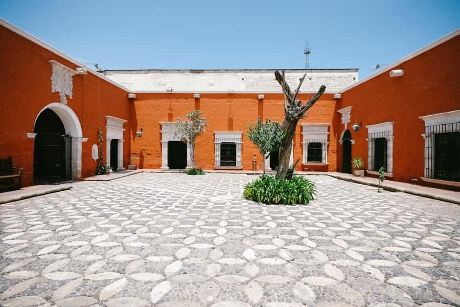 Walking tour in the Historic Center of Arequipa - The Company’s cloisters show Arequipa’s softer side